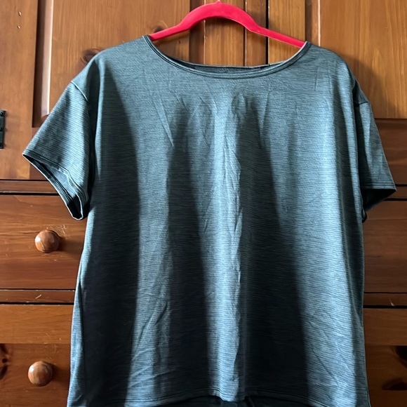 Woman’s Under Armour Top Size Large NWT - Picture 1 of 4